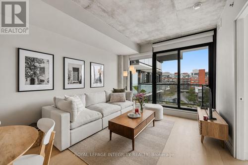 602 - 203 Catherine Street, Ottawa, ON - Indoor Photo Showing Living Room