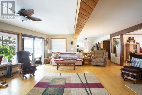 4463 Second Line West, Prince Township, ON - Indoor Photo Showing Living Room