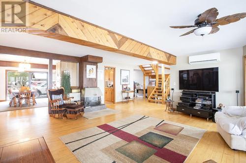 4463 Second Line West, Prince Township, ON - Indoor Photo Showing Living Room