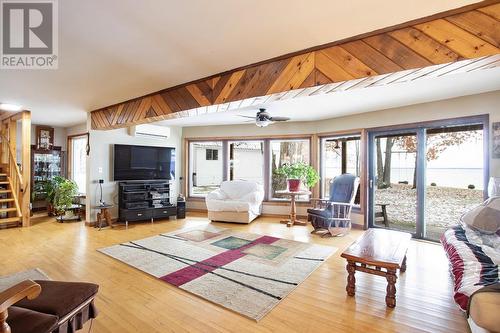 4463 Second Line West, Prince Township, ON - Indoor Photo Showing Living Room