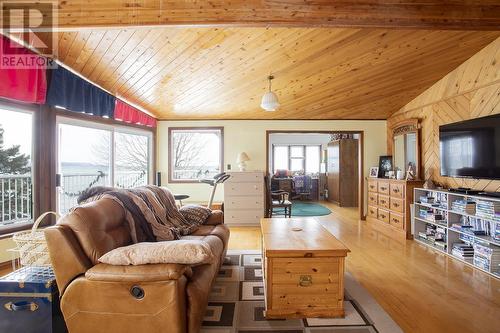 4463 Second Line West, Prince Township, ON - Indoor Photo Showing Living Room