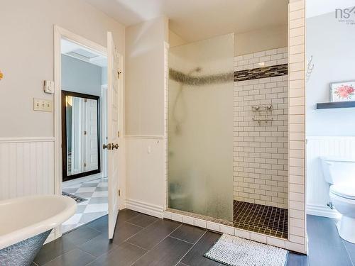 33 Beacon Street, Amherst, NS - Indoor Photo Showing Bathroom
