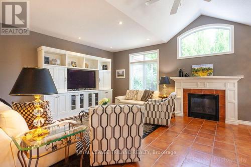 321 Hartson Road, London North (North O), ON - Indoor Photo Showing Living Room With Fireplace