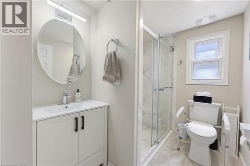 735 Dunn Avenue, Hamilton, ON - Indoor Photo Showing Bathroom