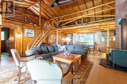 108 Shoreline Road, Tiny, ON - Indoor Photo Showing Living Room