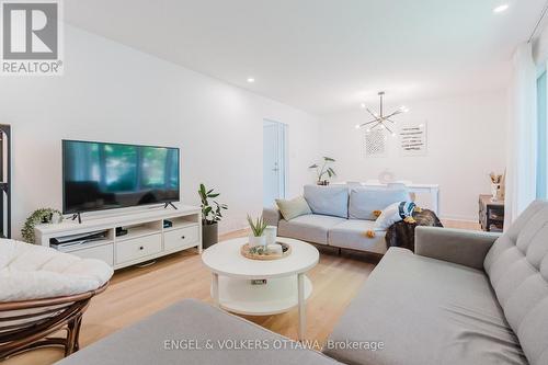 2995 Cowan Crescent, Ottawa, ON - Indoor Photo Showing Living Room