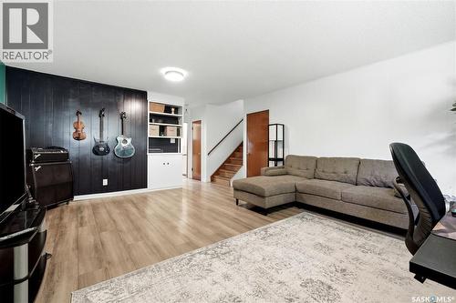 111 Bell Street, Regina, SK - Indoor Photo Showing Living Room