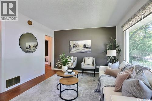 2802 Mctavish Street, Regina, SK - Indoor Photo Showing Living Room