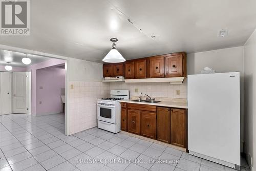 9 Wheatley Road, Vaughan, ON - Indoor Photo Showing Kitchen With Double Sink