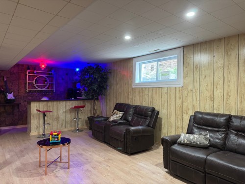 Salle familiale - 45 Av. Richelieu, Rouyn-Noranda, QC - Indoor