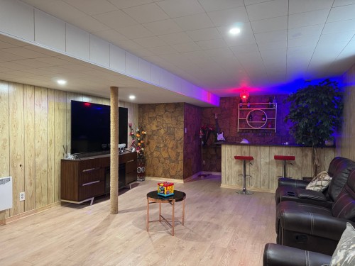 Salle familiale - 45 Av. Richelieu, Rouyn-Noranda, QC - Indoor