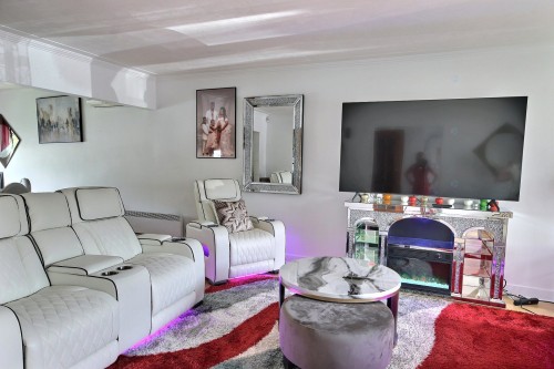 Salon - 45 Av. Richelieu, Rouyn-Noranda, QC - Indoor