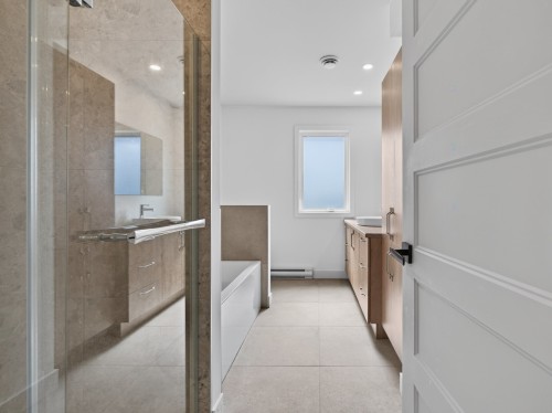 Bathroom - 2-338 Rue St-Raphael, Salaberry-De-Valleyfield, QC - Indoor Photo Showing Bathroom