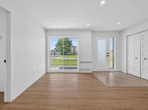Living Room - 2-338 Rue St-Raphael, Salaberry-De-Valleyfield, QC - Indoor Photo Showing Other Room