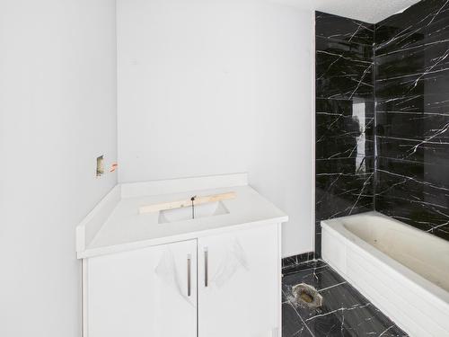 12222 111 Ave Nw, Edmonton, AB - Indoor Photo Showing Bathroom