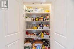 Servery/pantry serving the kitchen & dining areas - 