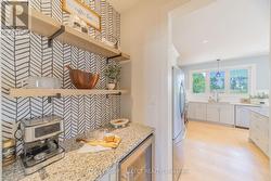 Servery/pantry serving the kitchen & dining areas - 