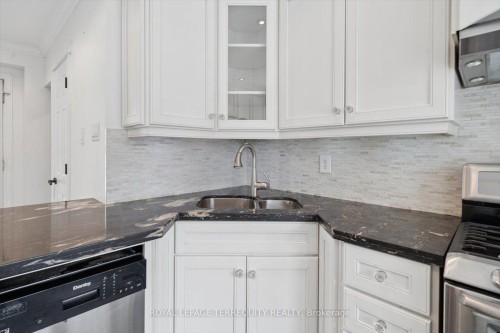 1825 Hyde Mill Crescent, Mississauga, ON - Indoor Photo Showing Kitchen With Double Sink With Upgraded Kitchen