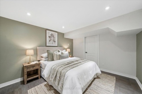 1825 Hyde Mill Crescent, Mississauga, ON - Indoor Photo Showing Bedroom