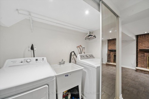 1825 Hyde Mill Crescent, Mississauga, ON - Indoor Photo Showing Laundry Room