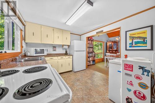 2 South Point Drive, Mckellar, ON - Indoor Photo Showing Kitchen