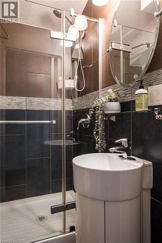 165 Markland Street, Hamilton, ON - Indoor Photo Showing Bathroom