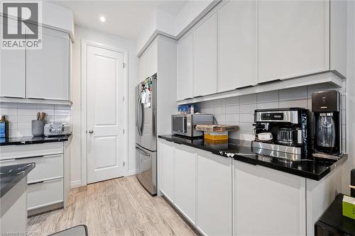 972 Stonecliffe Walk Unit# 18, Kitchener, ON - Indoor Photo Showing Kitchen