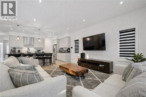 972 Stonecliffe Walk Unit# 18, Kitchener, ON - Indoor Photo Showing Living Room