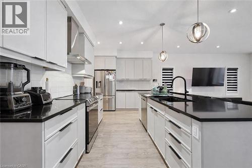 972 Stonecliffe Walk Unit# 18, Kitchener, ON - Indoor Photo Showing Kitchen With Upgraded Kitchen