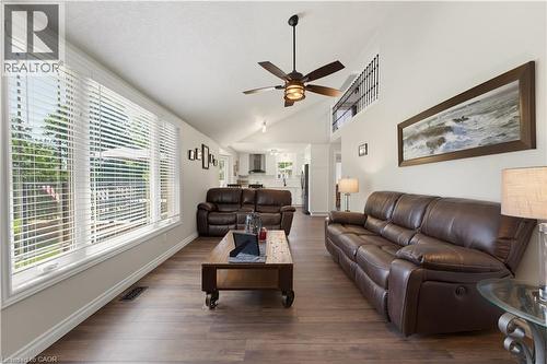 32 Stonehaven Place, Cambridge, ON - Indoor Photo Showing Living Room