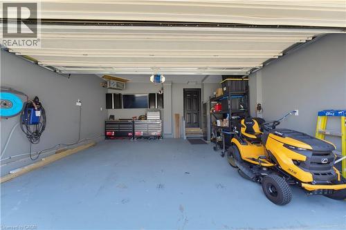 Heated garage - 32 Stonehaven Place, Cambridge, ON - Indoor Photo Showing Garage