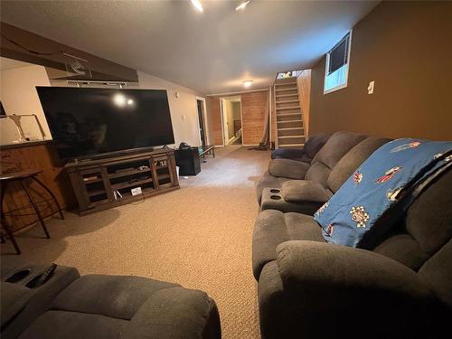 330 Mountain Avenue, Killarney, MB - Indoor Photo Showing Living Room