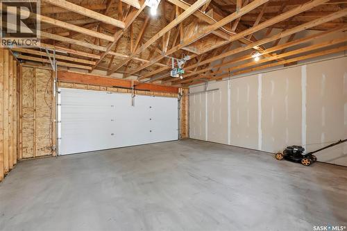 916 Stonebridge Common, Saskatoon, SK - Indoor Photo Showing Garage
