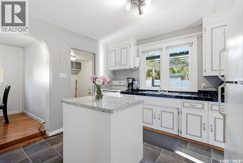 1728 2Nd Avenue N, Saskatoon, SK - Indoor Photo Showing Kitchen