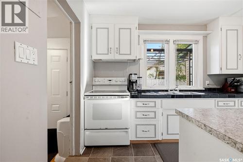 1728 2Nd Avenue N, Saskatoon, SK - Indoor Photo Showing Kitchen