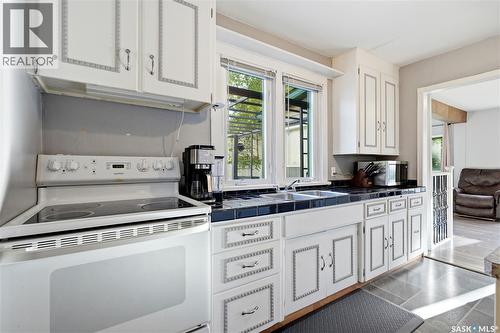 1728 2Nd Avenue N, Saskatoon, SK - Indoor Photo Showing Kitchen With Double Sink