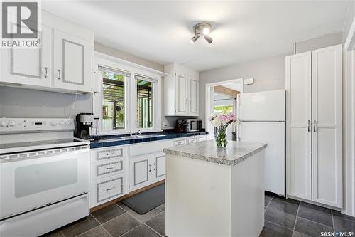 1728 2Nd Avenue N, Saskatoon, SK - Indoor Photo Showing Kitchen