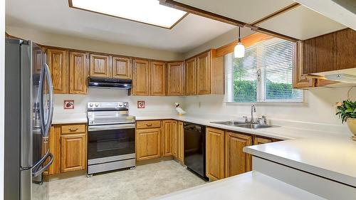 2434 Rhondda Crescent, Kelowna, BC - Indoor Photo Showing Kitchen With Double Sink