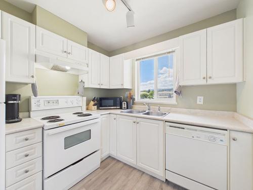 209-1004 23Rd Avenue, Cranbrook, BC - Indoor Photo Showing Kitchen With Double Sink