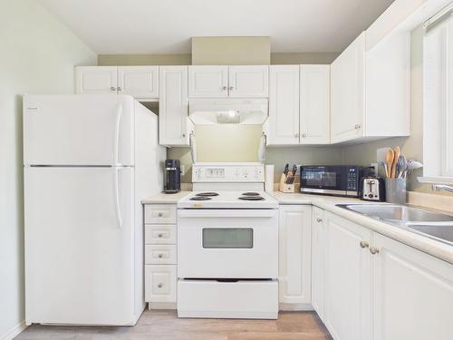 209-1004 23Rd Avenue, Cranbrook, BC - Indoor Photo Showing Kitchen With Double Sink