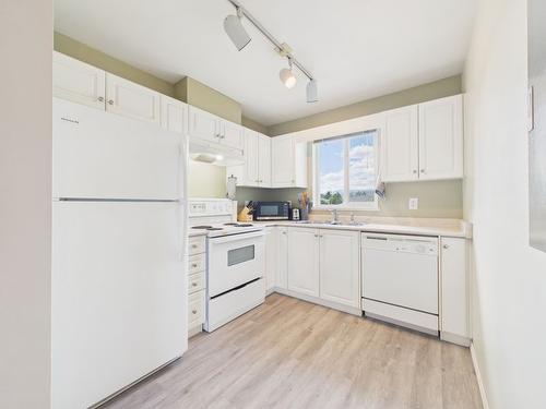 209-1004 23Rd Avenue, Cranbrook, BC - Indoor Photo Showing Kitchen