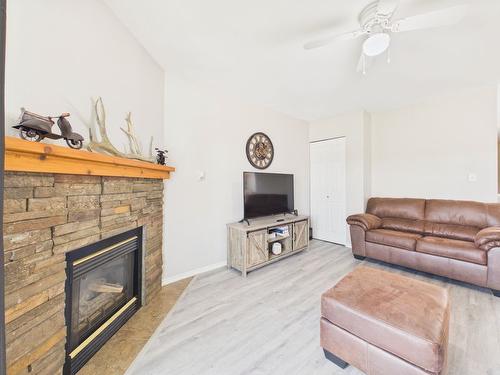 209-1004 23Rd Avenue, Cranbrook, BC - Indoor Photo Showing Living Room With Fireplace