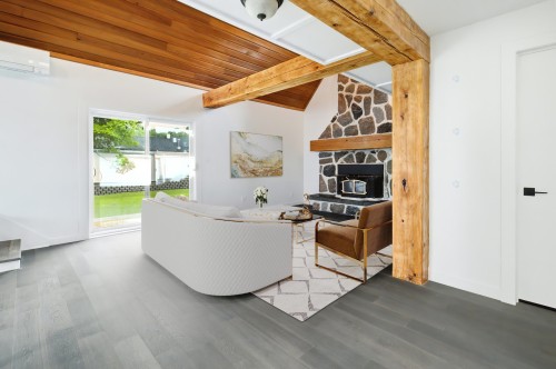 Salon - 821 Av. De La Rochelle, Alma, QC - Indoor