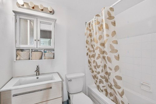 Dwelling - 725 Rue De Boucherville, Drummondville, QC - Indoor Photo Showing Bathroom