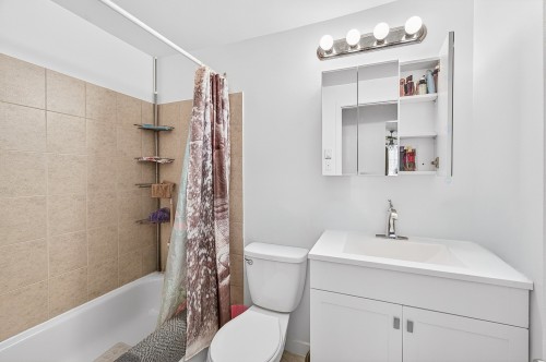 Dwelling - 735 Rue De Boucherville, Drummondville, QC - Indoor Photo Showing Bathroom