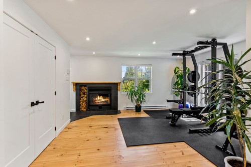 Salle familiale - 3 Rue Susan, Morin-Heights, QC - Indoor With Fireplace