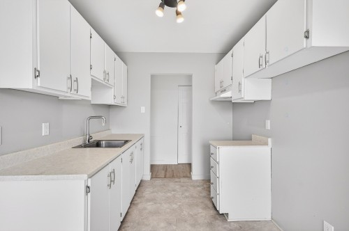 Dwelling - 755 Rue De Boucherville, Drummondville, QC - Indoor Photo Showing Kitchen