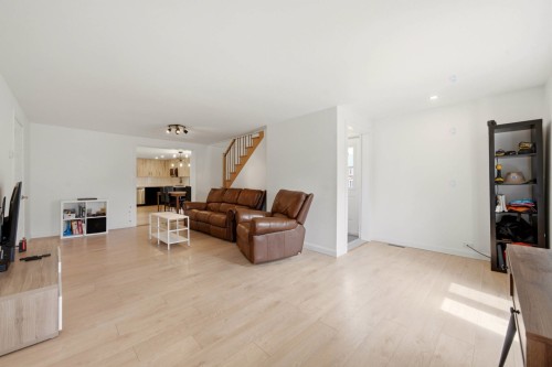 Overall view - 247 Rue Versailles, Roxton Falls, QC - Indoor Photo Showing Living Room
