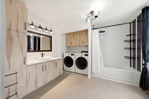 Bathroom - 247 Rue Versailles, Roxton Falls, QC - Indoor Photo Showing Laundry Room