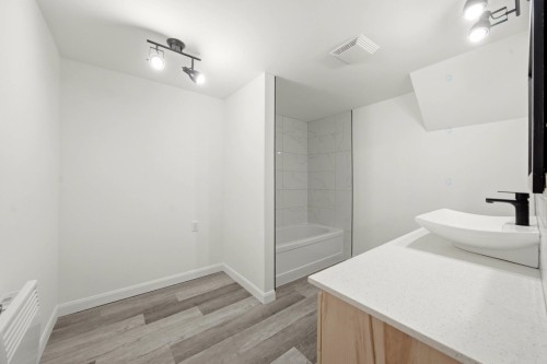 Bathroom - 247 Rue Versailles, Roxton Falls, QC - Indoor Photo Showing Bathroom